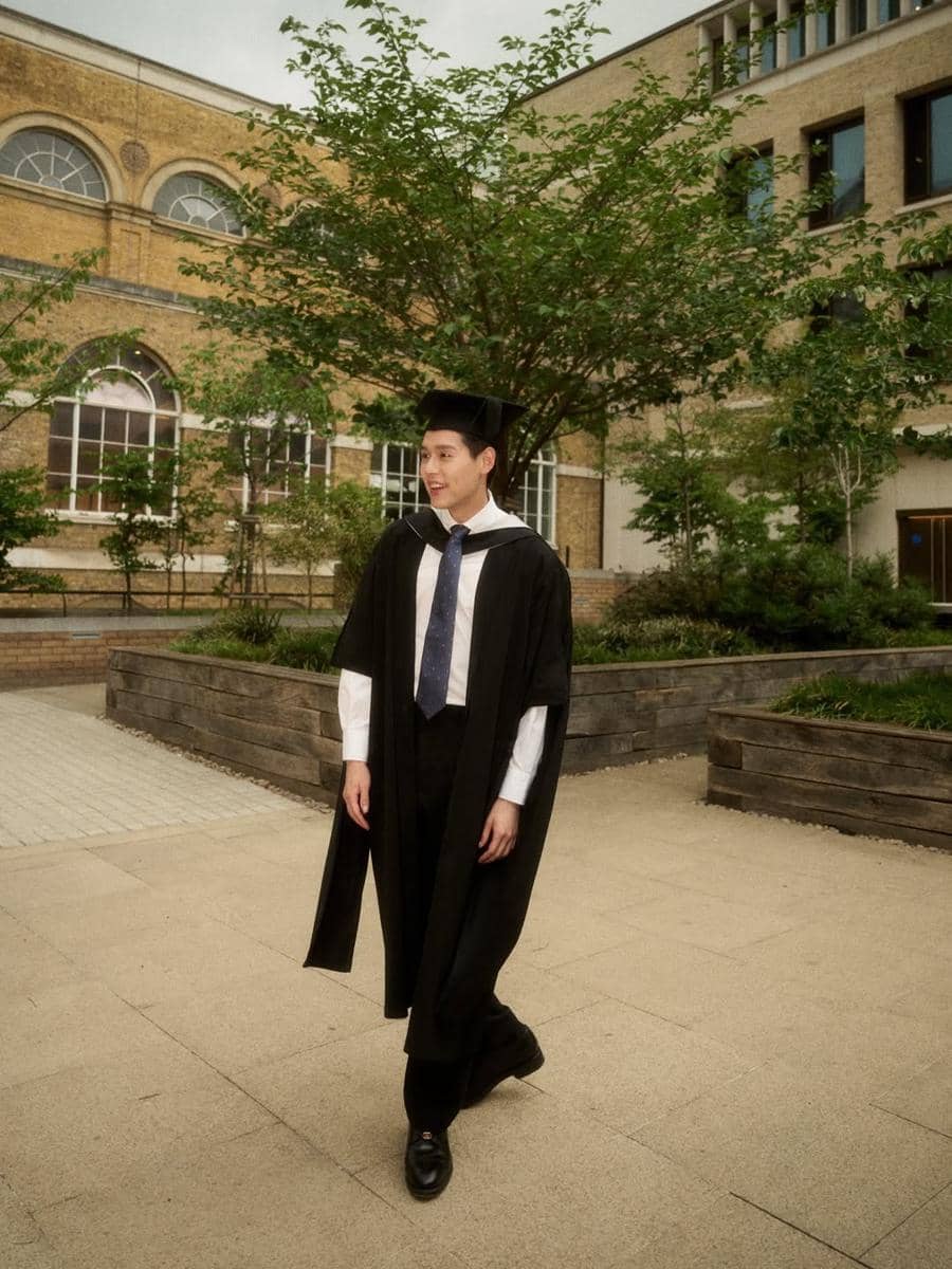 potret wisuda Billkin Putthipong dari University College London
