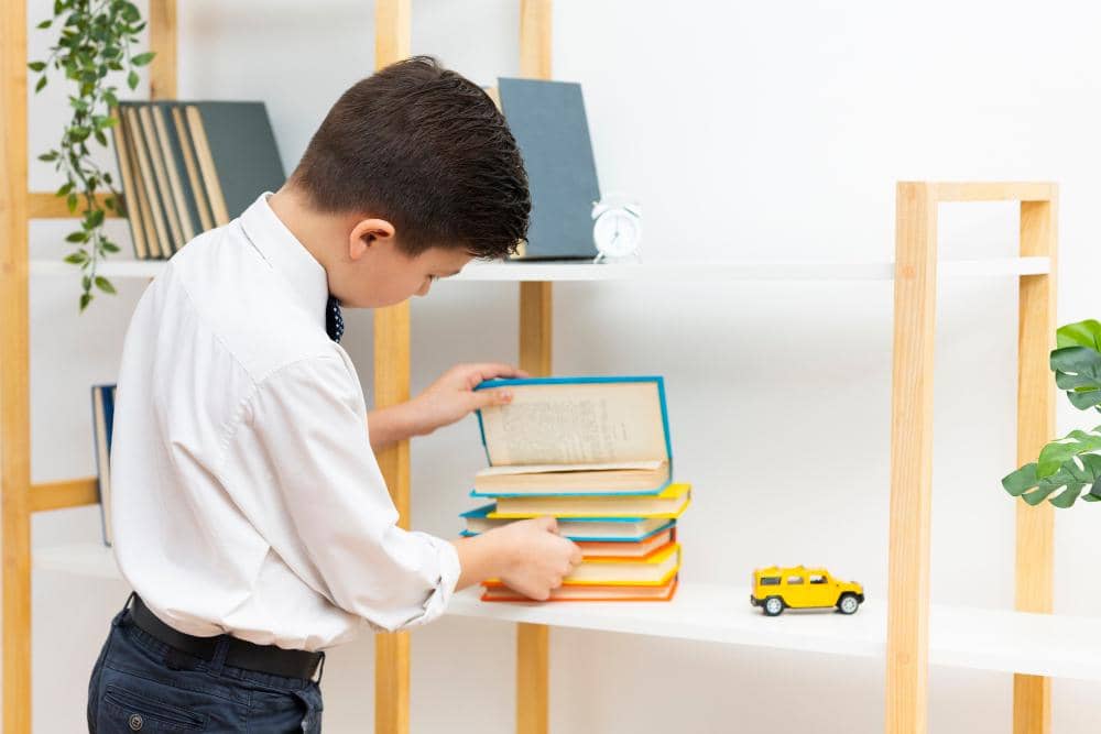 ilustrasi anak kecil memilih buku