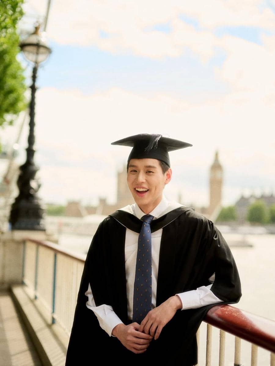 potret wisuda Billkin Putthipong dari University College London