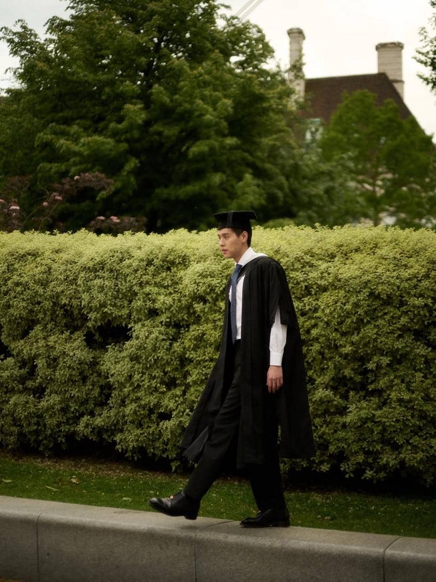 potret wisuda Billkin Putthipong dari University College London