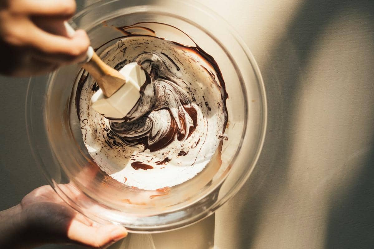 ilustrasi membuat chocolate cream pie