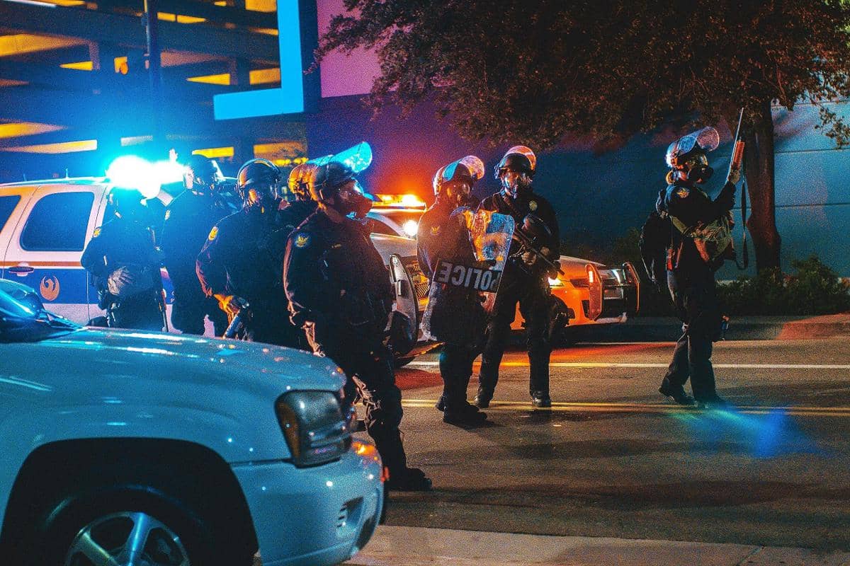 Ilustrasi penangkapan yang dilakukan oleh polisi. (unsplash.com/AJ Colores)