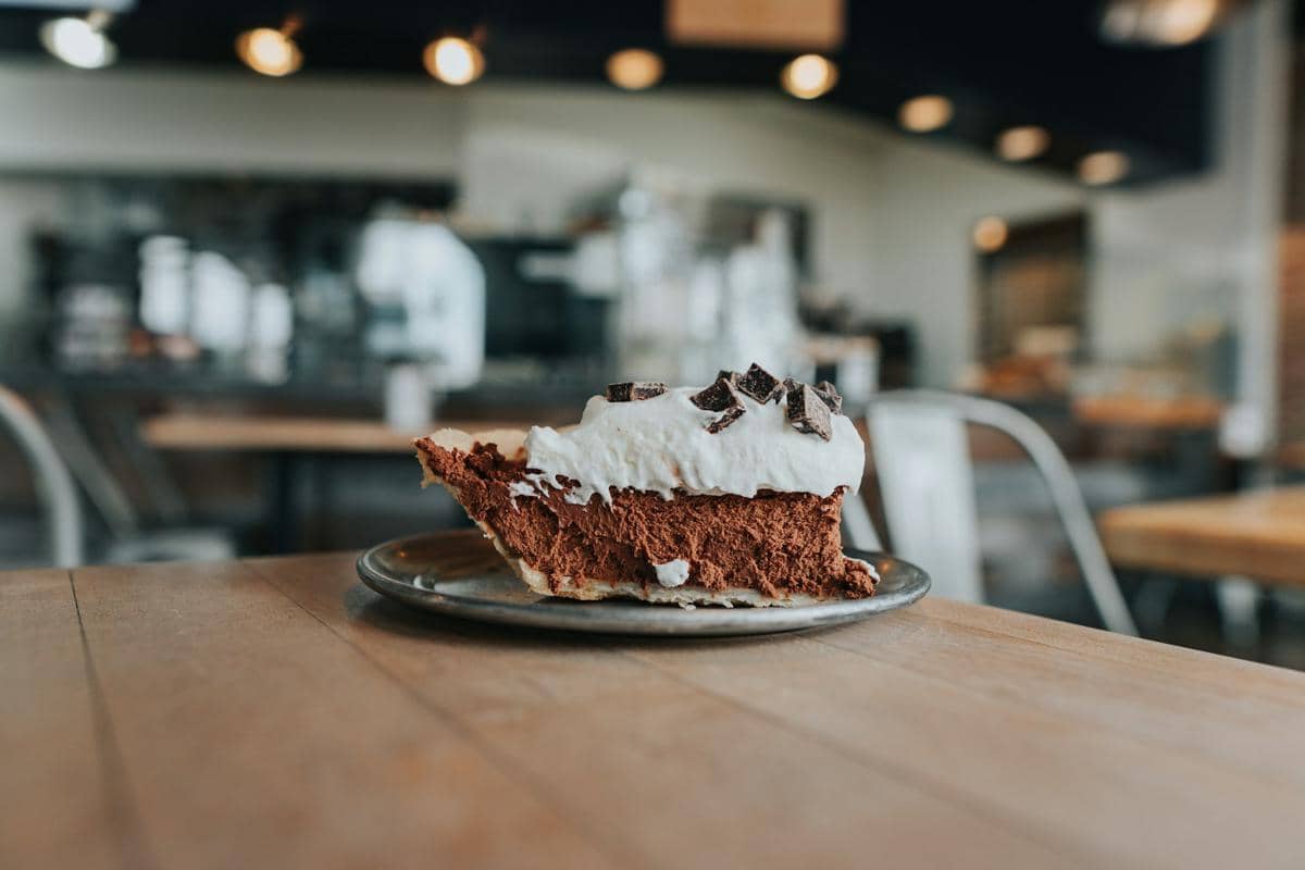 ilustrasi sajian chocolate cream pie