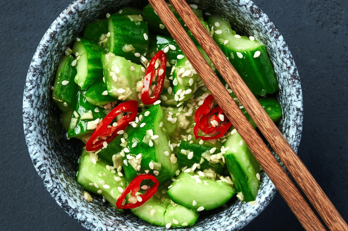 Resep Salad Timun Geprek, Rasanya Berbeda dari Potong Biasa!