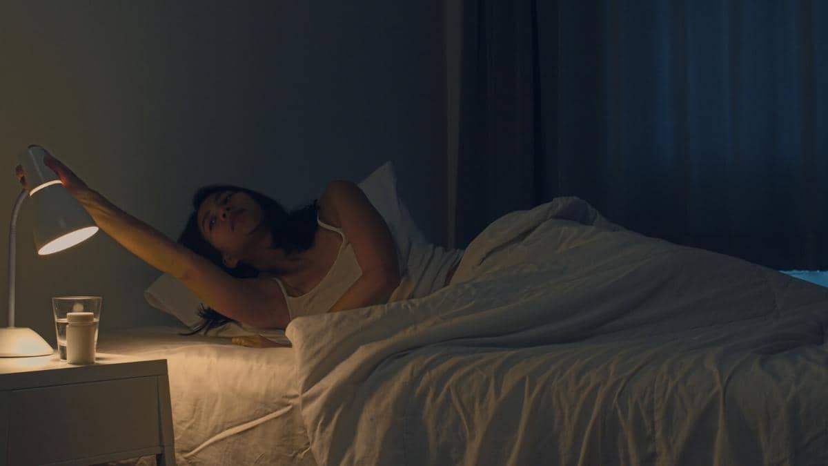ilustrasi bangun saat tidur, insomnia
