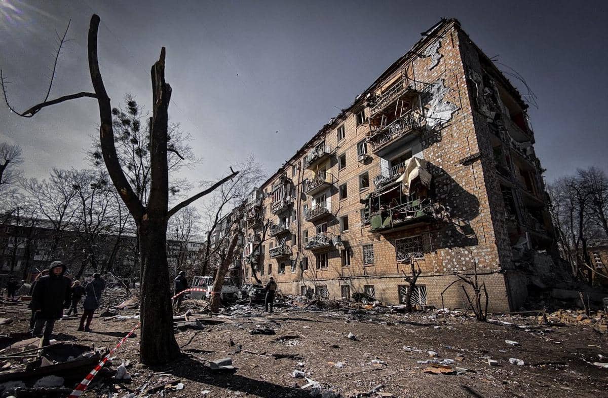 Sebuah bangunan tempat tinggal di Kota Kyiv, Ukraina, hancur akibat serangan Rusia.