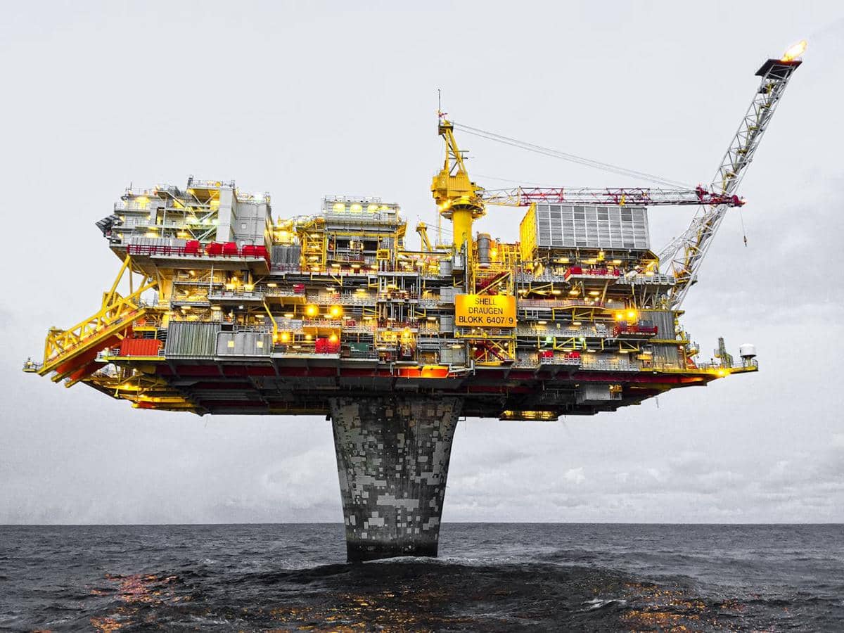 ilustrasi kilang minyak, perusahaan energi