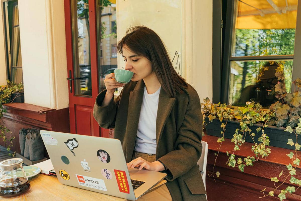 ilustrasi perempuan work from cafe