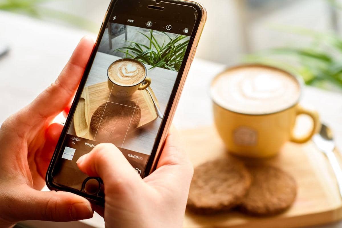 ilustrasi seseorang mengambil foto secangkir kopi