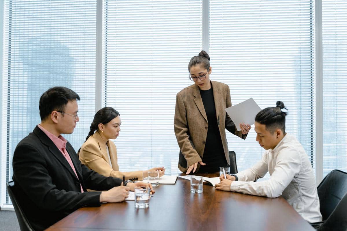 ilustrasi para profesional bisnis mengadakan pertemuan