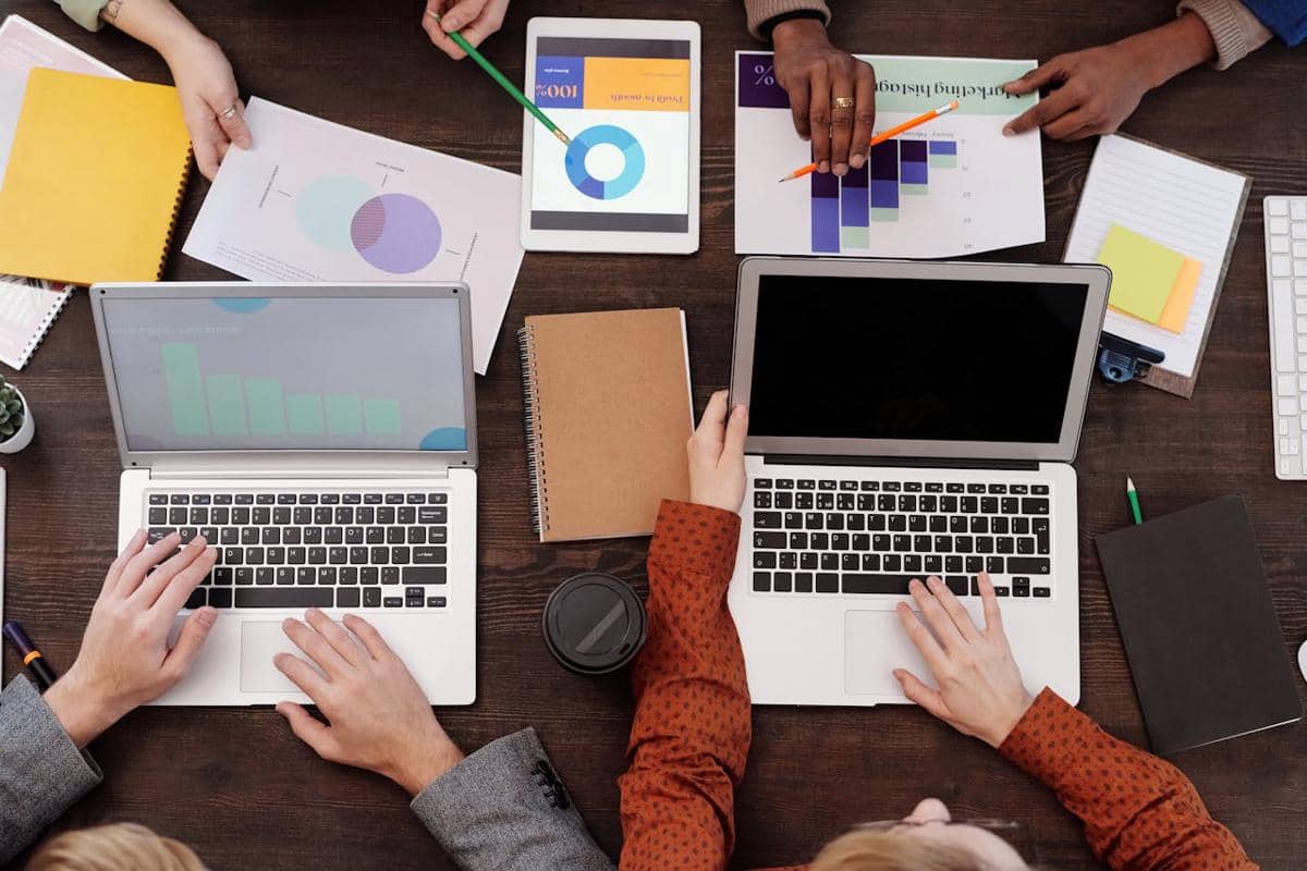 ilustrasi para pekerja menggunakan laptop di kantor