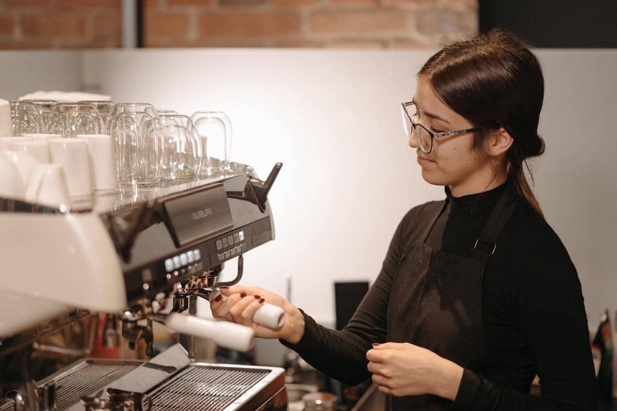 ilustrasi seorang barista menyiapkan kopi menggunakan mesin
