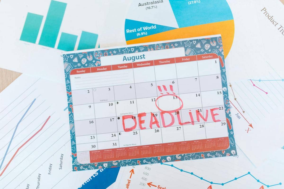 ilustrasi kalender dan pengingat tenggat