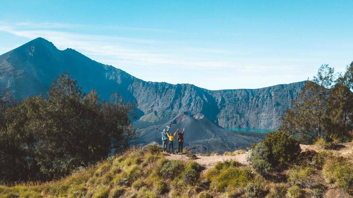 5 Gunung Berapi Aktif Indonesia Ini Dikenal Punya Kawah Indah Penuh Pesona