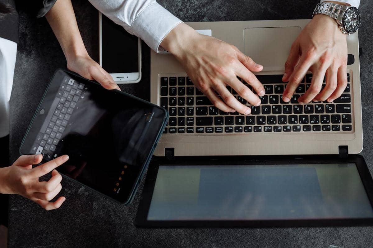 ilustrasi para profesional yang sedang bekerja menggunakan laptop dan tablet