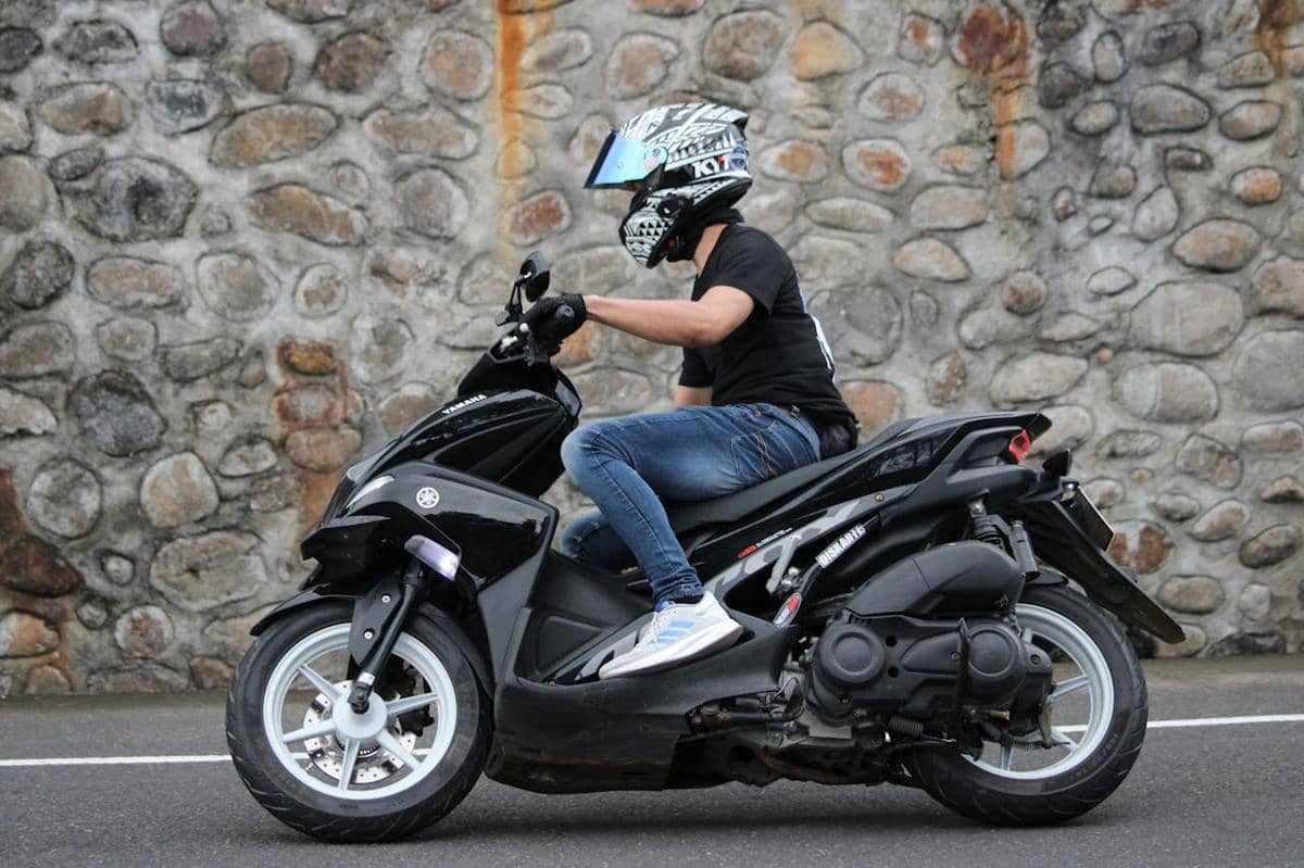 ilustrasi mengendarai motor matik
