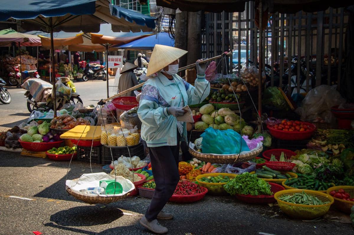 ilustrasi seorang wanita berjualan di pasar