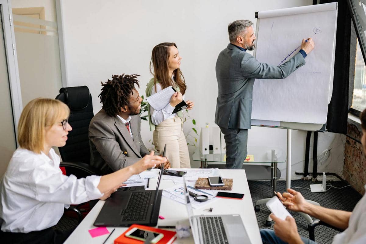 5 Perbedaan Mentoring dan Coaching dalam Pengembangan Karier