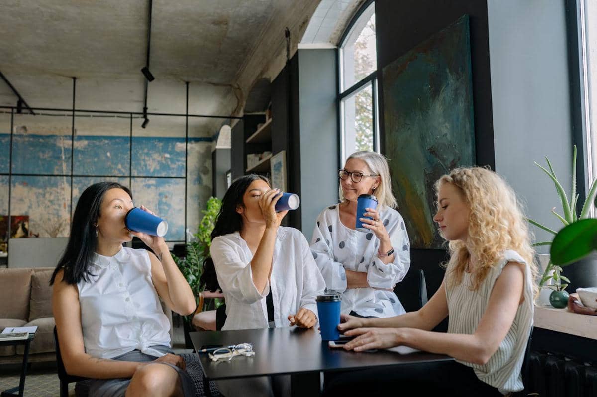 ilustrasi sekelompok wanita sedang menikmati waktu istirahat minum kopi