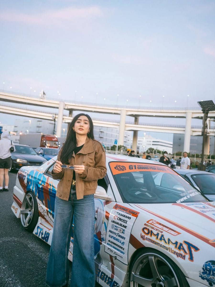 Febby Rastanty saat di area parkir Daikoku di Yokohama