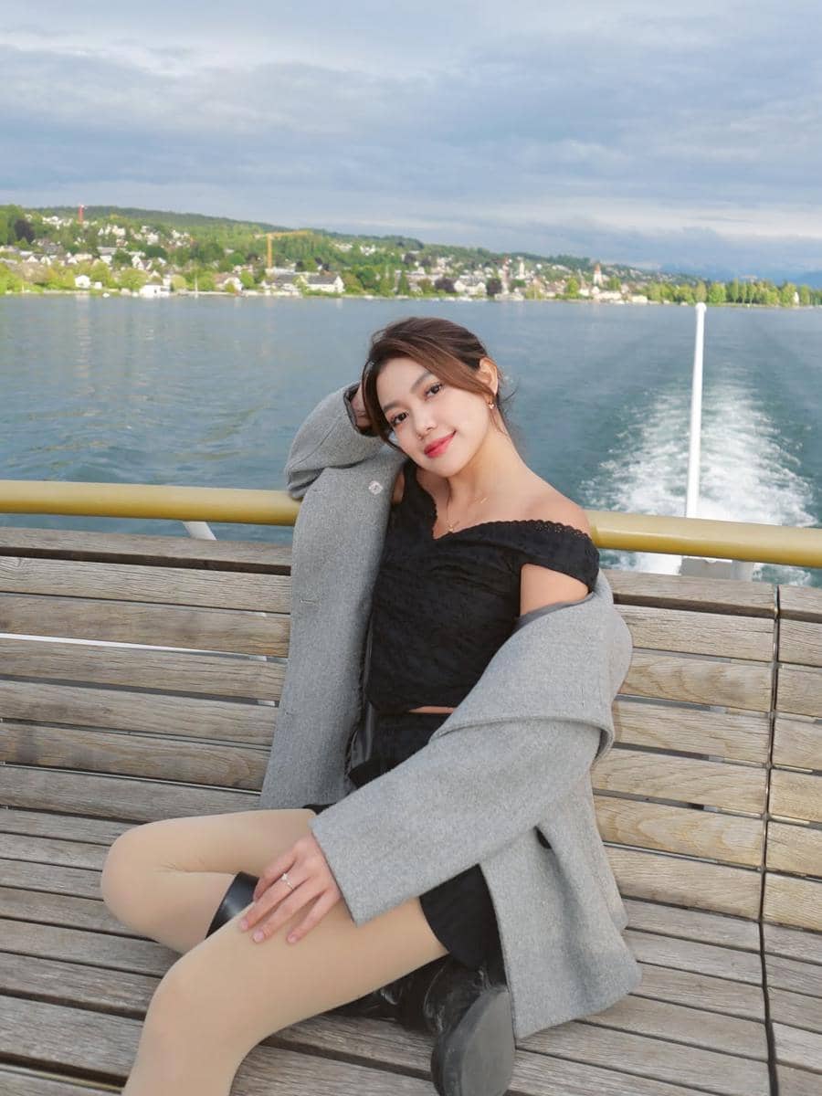 Regina Phoenix menikmati liburan di Jerman