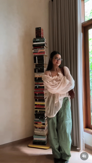 Inspirasi OOTD ke toko buku ala Eva Celia