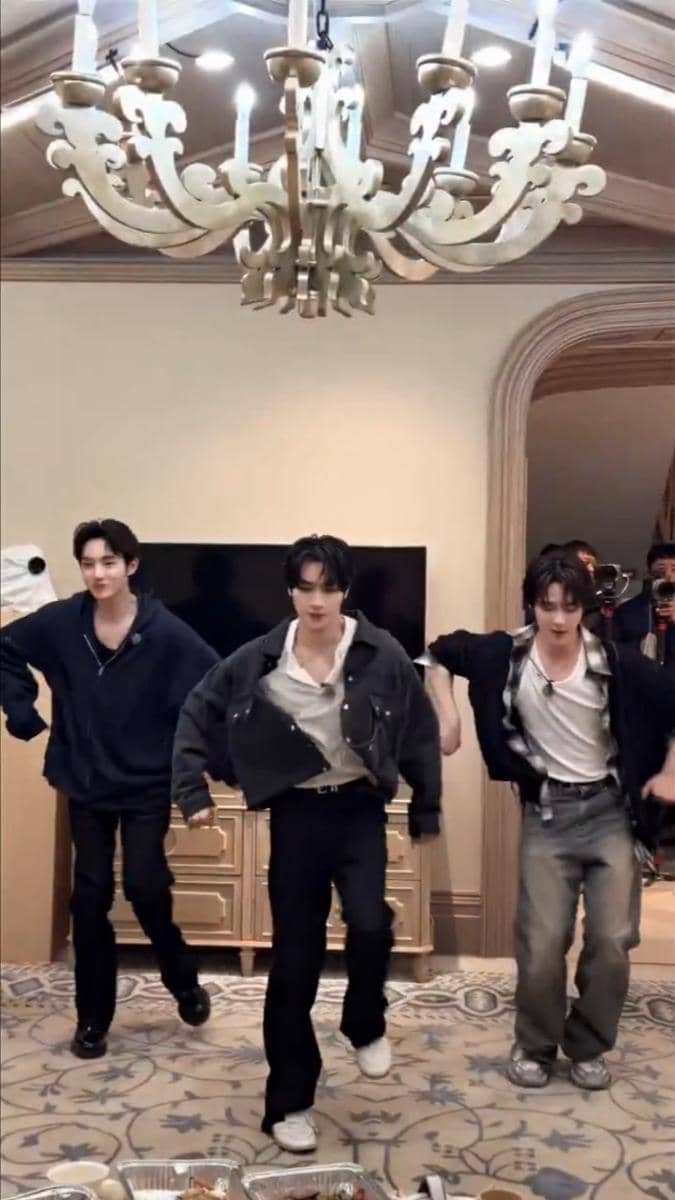 potret anggota WayV reunian dengan Winwin