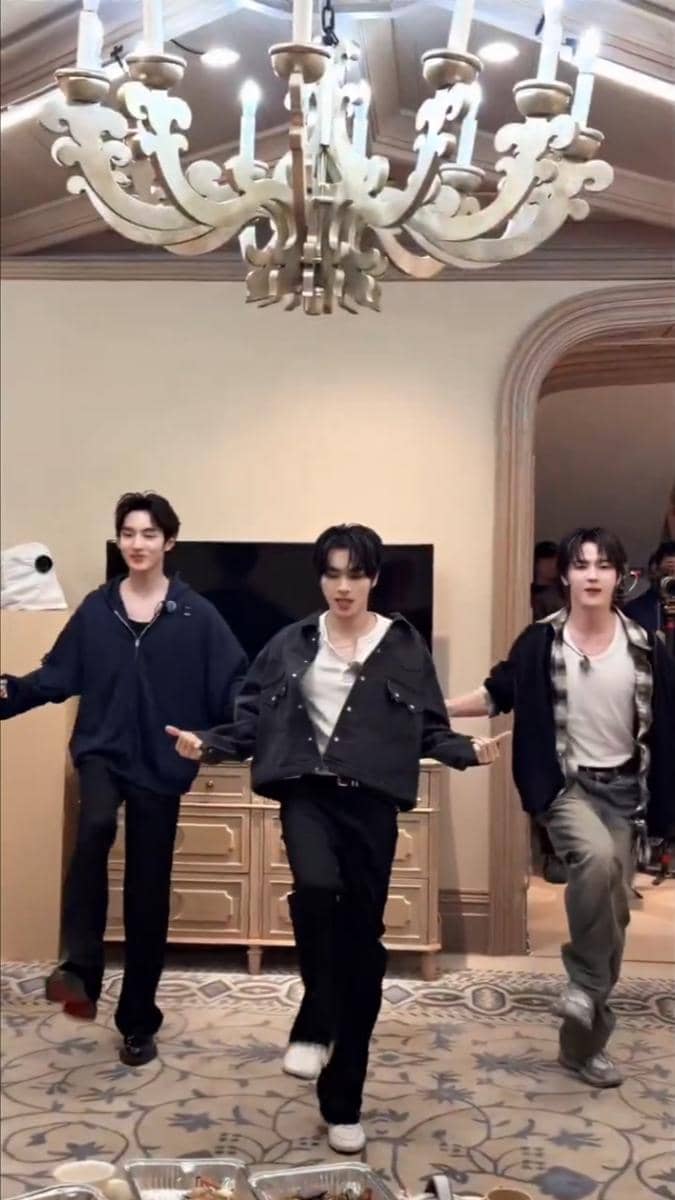 potret anggota WayV reunian dengan Winwin