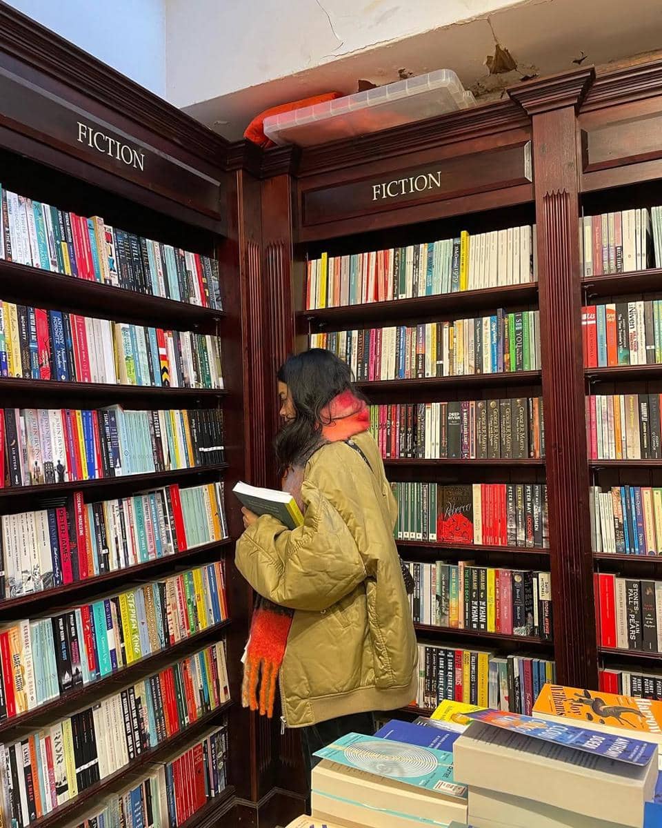 Inspirasi OOTD ke toko buku ala Eva Celia