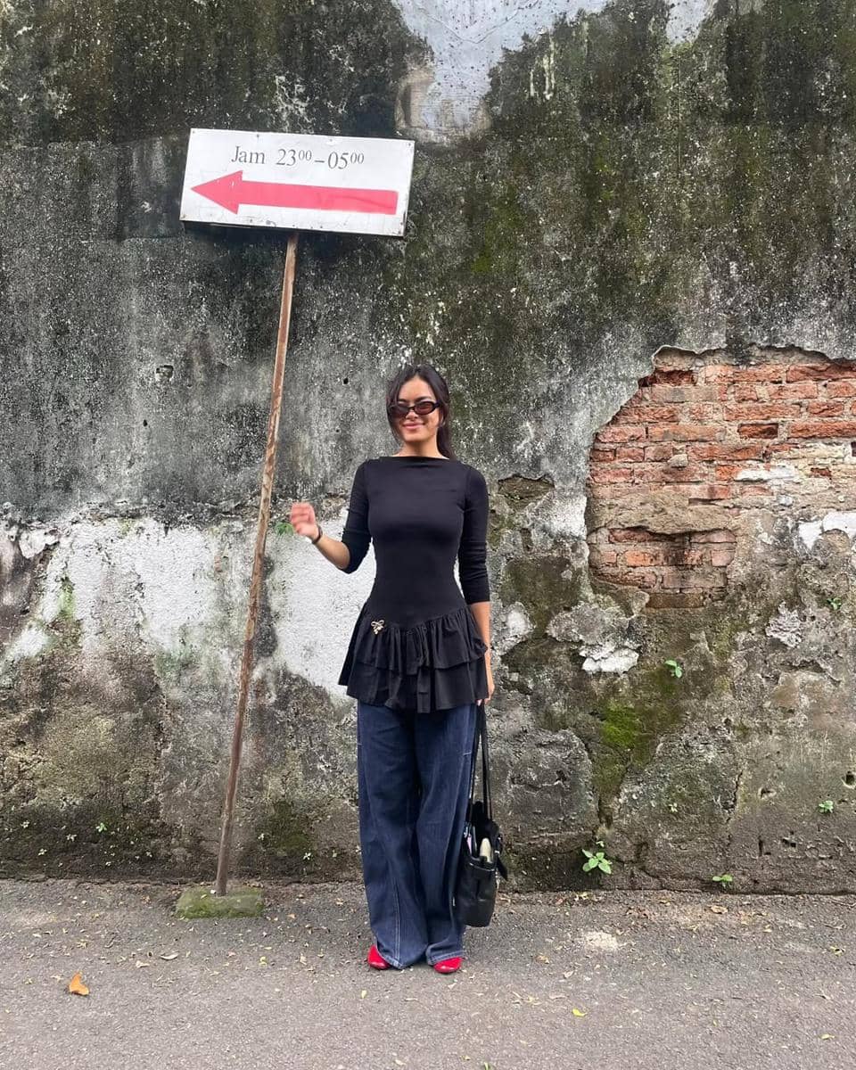Inspirasi OOTD ke toko buku ala Eva Celia