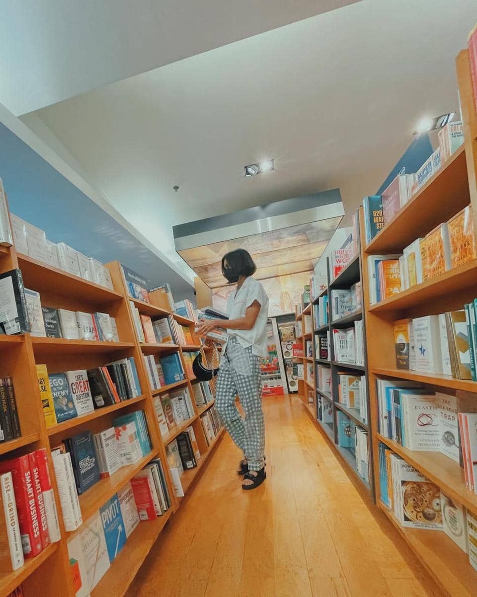 Inspirasi OOTD ke toko buku ala Eva Celia