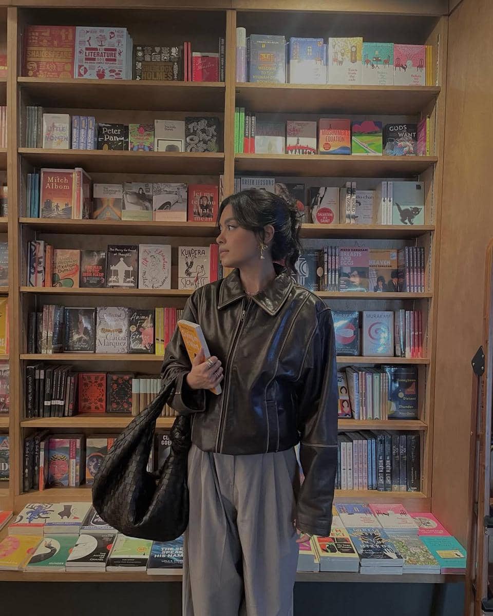 Inspirasi OOTD ke toko buku ala Eva Celia
