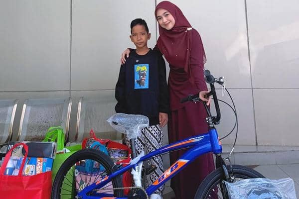 7 Potret Ria Ricis Ajak Anak Angkatnya Belanja, Mainan hingga Sepeda