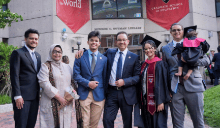 Raih Master Harvard, Putri Anies Baswedan Wisuda Sambil Gendong Anak