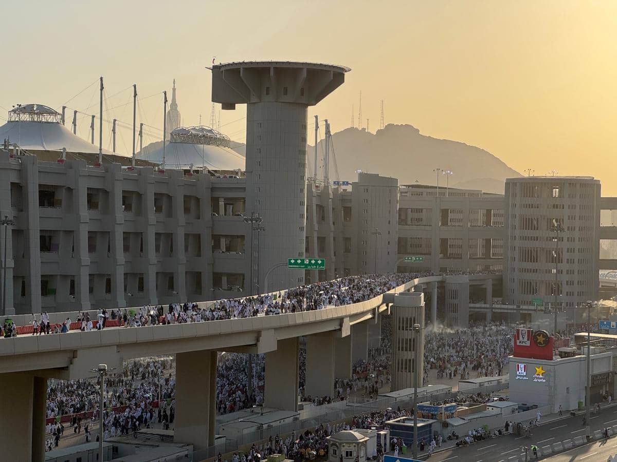 Ribuan jamaah haji berjalan di jembatan kompleks Jamarat Mina, Makkah, saat matahari terbenam setelah melaksanakan lempar jumrah.