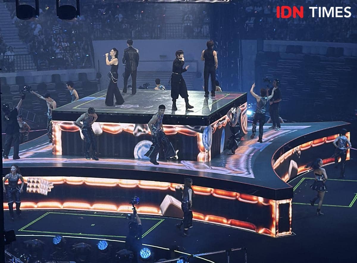Penampilan grup F-FOREVER di atas panggung megah dengan pencahayaan biru dan penari latar saat konser pada Sabtu, 30 Mei 2026.