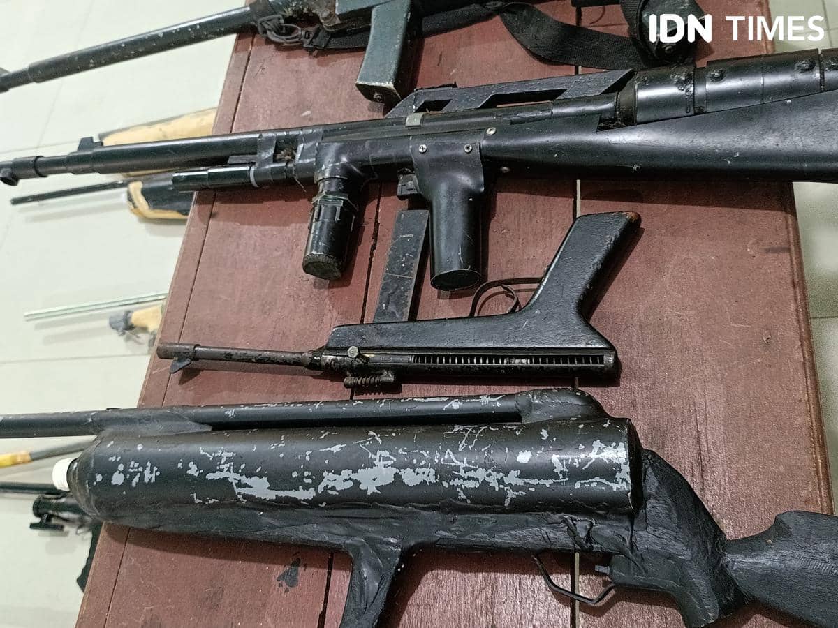 Beberapa senjata api rakitan berwarna hitam yang diamankan Polres Flores Timur dari warga Adonara diletakkan di atas meja kayu.