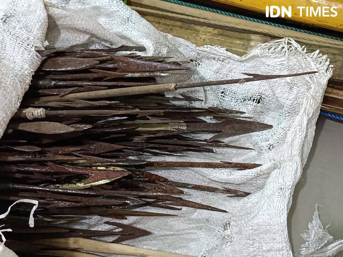 Tumpukan senjata tajam tradisional berbahan logam berkarat disimpan dalam karung putih setelah diserahkan warga Adonara.