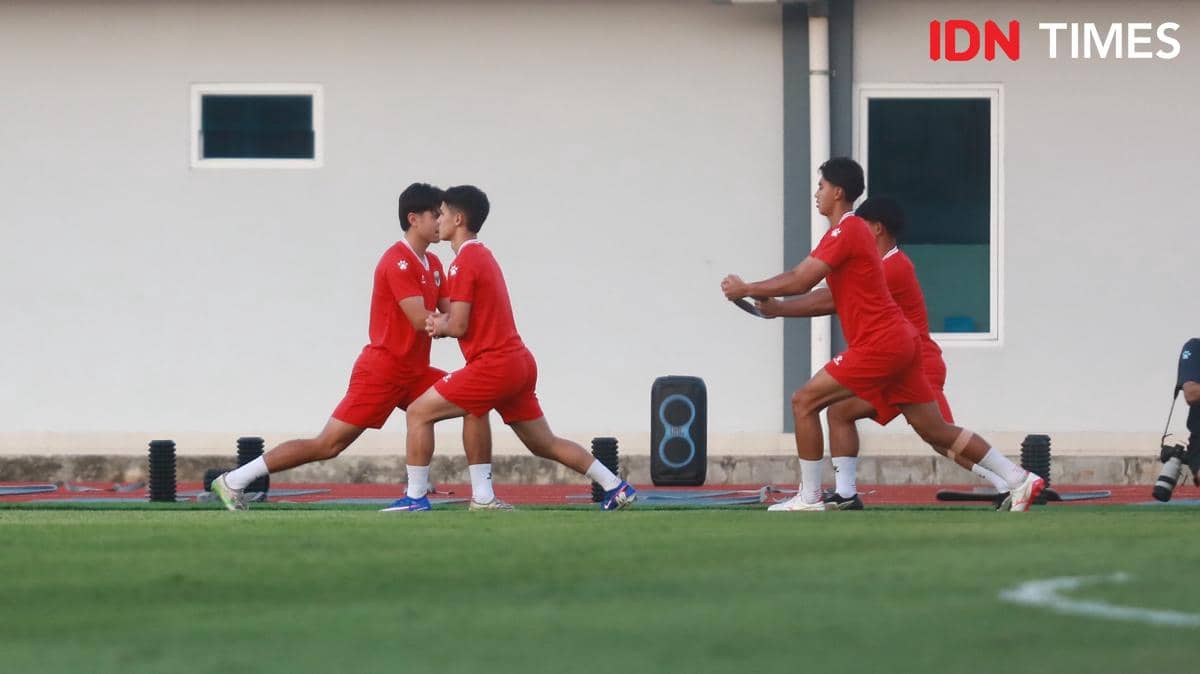 Pemain Timnas Indonesia U-19 mengenakan seragam merah berlatih berpasangan di Stadion Madya Sumut pada sesi latihan sore hari.