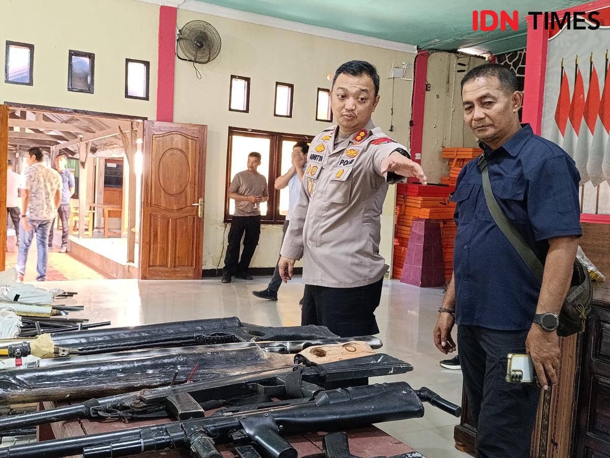 Pilih Damai, Warga Tiga Desa di Adonara Serahkan 863 Senjata ke Polisi