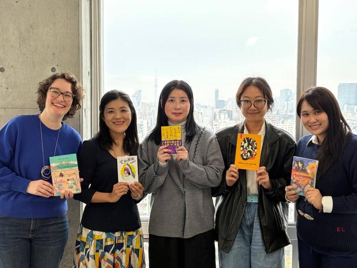 Foto Asri Wulandari bersama Matsuda Aoko, penerjemah Where The Wild Ladies Are dari Brasil dan Thailand dan Yoshio Hitomi (bookmark.jpf.go.j