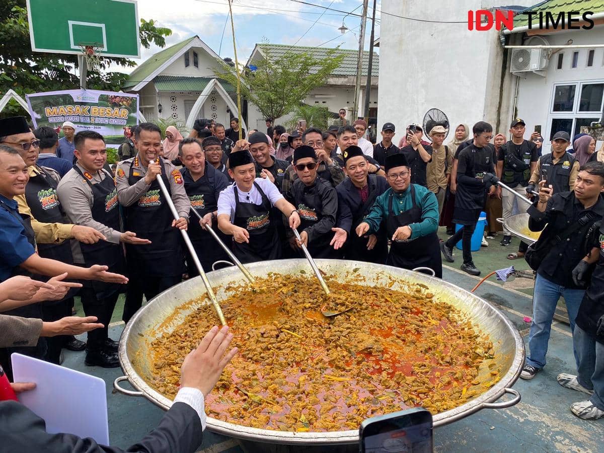 Tiga Kuali Raksasa Mengepul, Bobon Santoso Ubah 1,5 Ton Daging Jadi Rendang