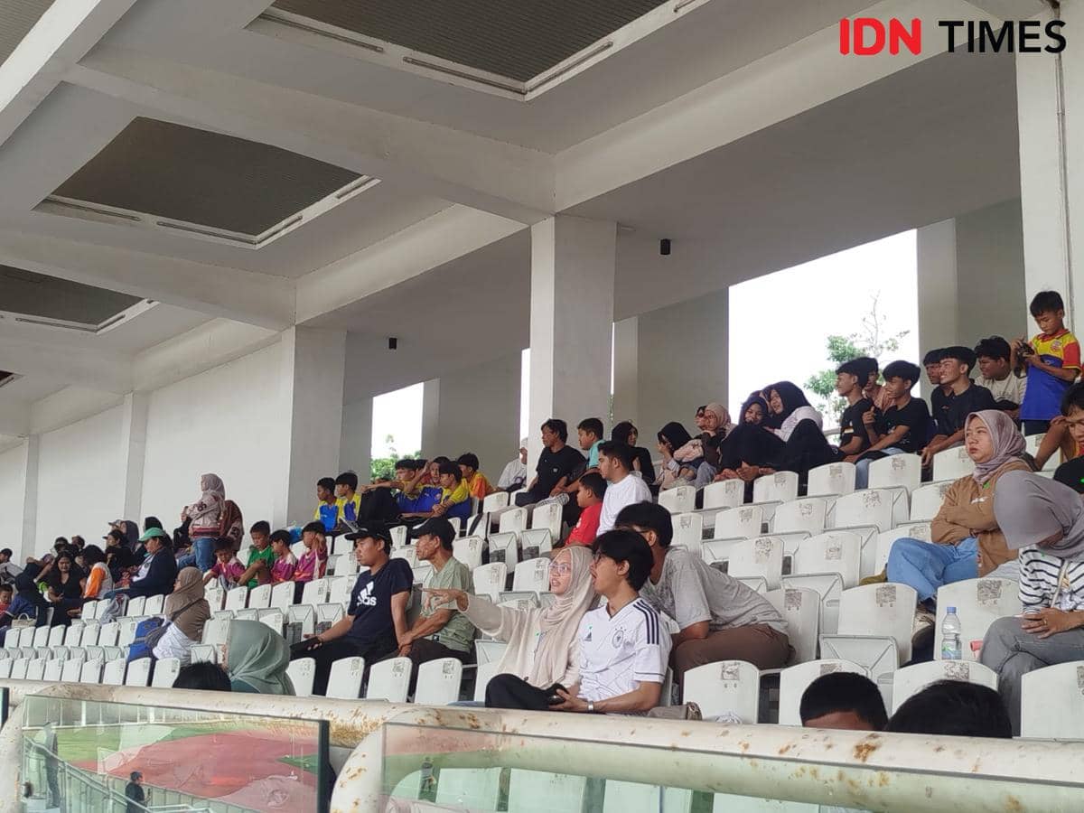 Kala Fans Turut Menikmati Latihan Timnas Indonesia di Stadion Madya