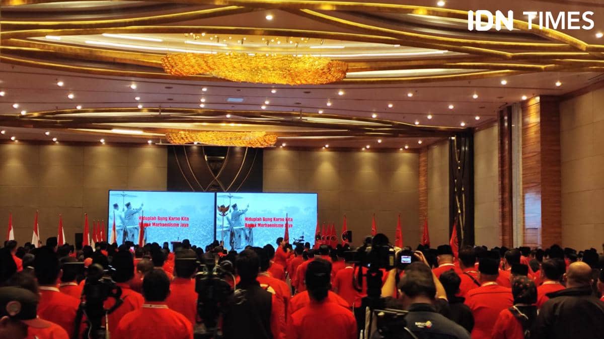 Gema Lagu Bung Karno Bapak Marhaenisme di Bimtek Anggota DPRD PDIP