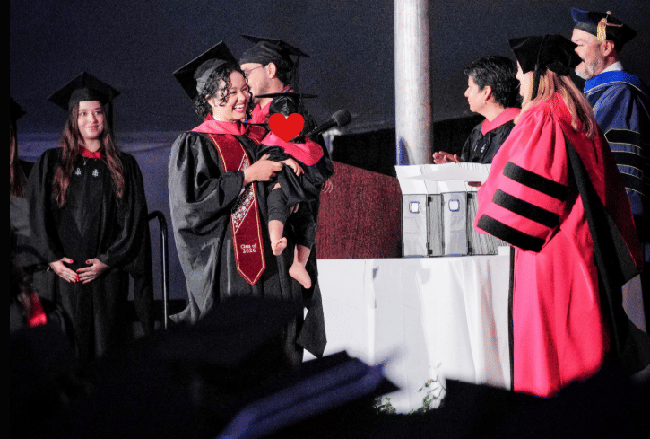Raih Master Harvard, Putri Anies Baswedan Wisuda Sambil Gendong Anak