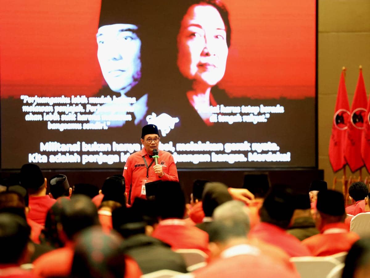 PDIP Persilakan Jokowi Keliling Indonesia: Tunjukkan Ijazah Asli!
