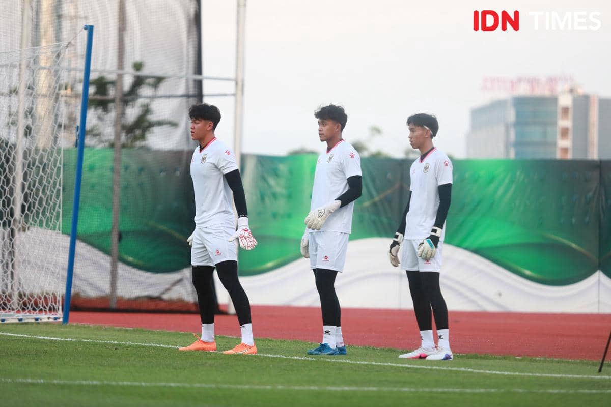Tiga pemain Timnas Indonesia U-19 mengenakan seragam latihan putih sedang berlatih di Stadion Madya Sumut menjelang pertandingan.