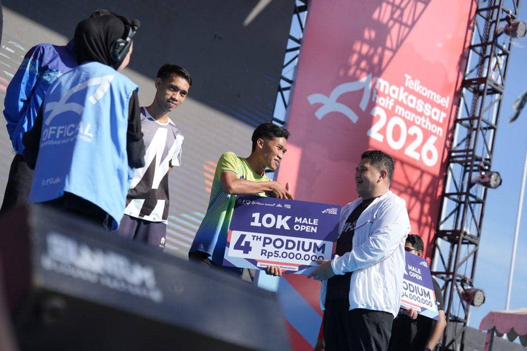 Wali Kota Makassar menyerahkan hadiah kepada peserta ajang Makassar Half Marathon, Sabtu (30/5/2026). (Dok. Humas Pemkot Makassar)