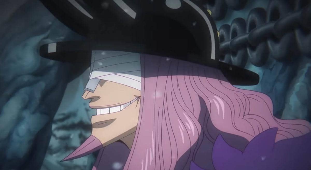 Karakter anime berambut panjang ungu mengenakan topi hitam dan penutup mata, tersenyum di latar bersalju dari serial One Piece.