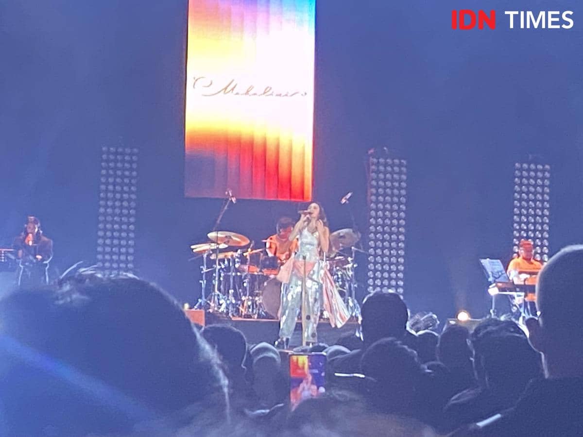 Penyanyi tampil di atas panggung bersama band pengiring di Java Jazz Festival 2026 dengan pencahayaan panggung berwarna biru dan oranye.